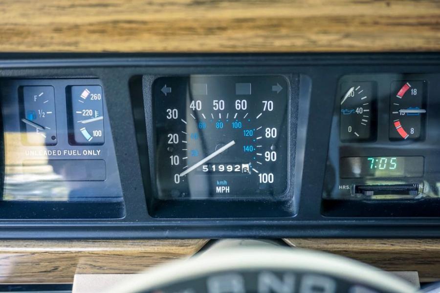 Панель приборов Jeep Grand Wagoneer Hellwagon 1989 года  (фото 19 из 21)